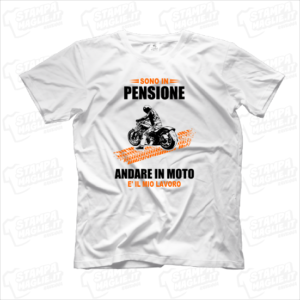 T-shirt Sono in pensione andare in moto è il mio lavoro maglia simpatica divertente moto motori motociclisti rider pensionati pensionato nonno nonni regalo sorpresa gift ruote strisciata strada