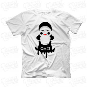 T-shirt Squid Game Bambola Doll serie tv netflix maglia maglietta personaggi simboli segni Squidgame horror terrore splatter sangue guardia soldier mask logo 24 ore veloce